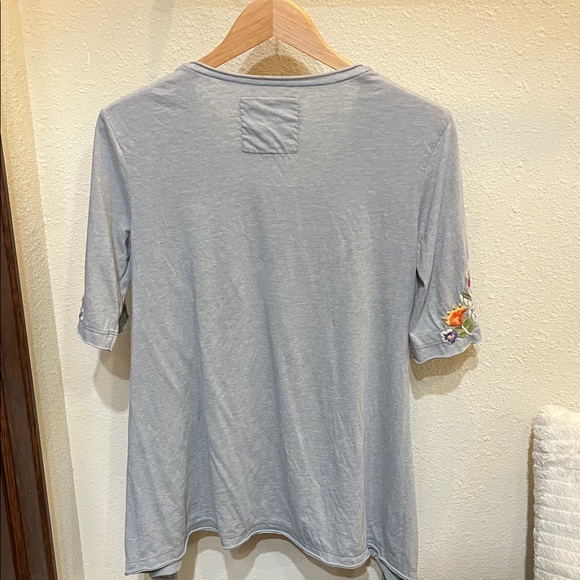 Johnny Was Light Gray Embroidered Floral Blouse - Picture 6 of 10